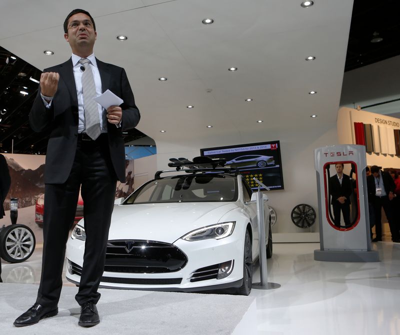 &copy; Reuters. FILE PHOTO: Jerome Guillen, Vice President of Tesla Sales and Service, speaks in front of a Tesla S electric car and a charging station (R) during the press preview day of the North American International Auto Show in Detroit, Michigan January 14, 2014. R