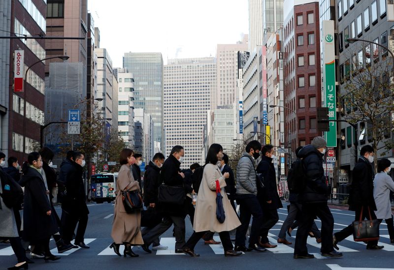 &copy; Reuters. FOTO DE ARCHIVO: Peatones con mascarilla cruzan una calle en un distrito de negocios de Tokio, Japón, el 7 de enero de 2021. REUTERS/Kim Kyung-Hoon