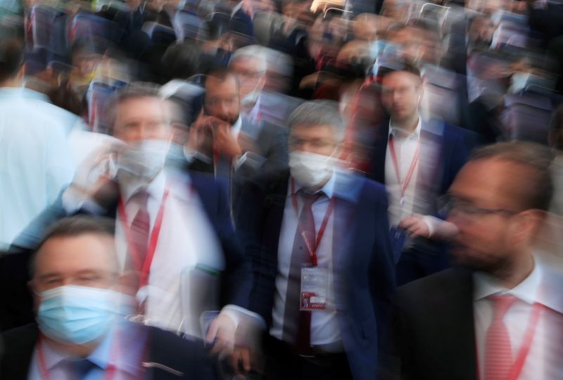 &copy; Reuters. Participants attend the St. Petersburg International Economic Forum (SPIEF) in Saint Petersburg, Russia, June 4, 2021. Picture taken with long exposure. REUTERS/Evgenia Novozhenina