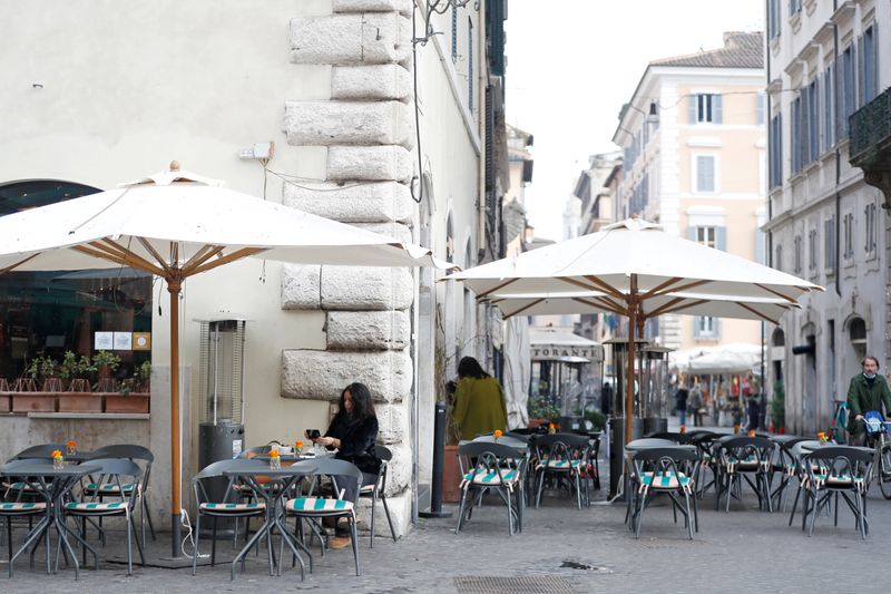 &copy; Reuters. Café em Campo de' Fiori na região do Lazio, Itália February 1, 2021. REUTERS/Yara Nardi/File Photo