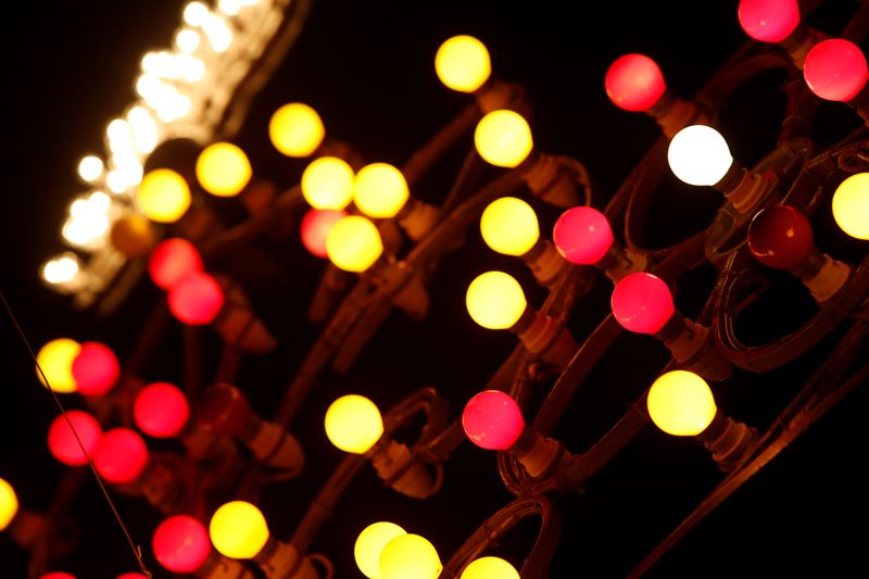 &copy; Reuters. Decorazioni con lampadine colorate durante le celebrazioni per la festa dell'Assunzione della Vergine Maria a Mosta, Malta, inizio 11 agosto 2017. REUTERS / Darrin Zammit Lupi
