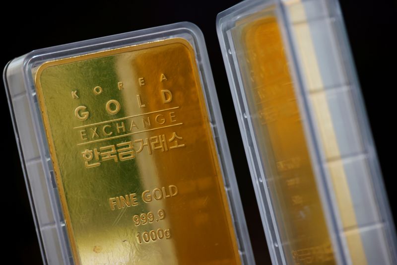 &copy; Reuters. FILE PHOTO:  Gold bars are pictured on display at Korea Gold Exchange in Seoul, South Korea, August 6, 2020.    REUTERS/Kim Hong-Ji/File photo