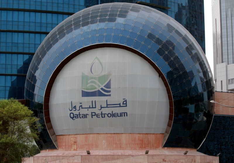 &copy; Reuters. شعار قطر للبترول أمام مقر الشركة في الدوحة بصورة من أرشيف رويترز.