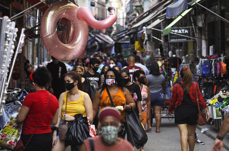 &copy; Reuters. Consumidores fazem compras em rua comercial do Rio de Janeiro
16/09/2020
REUTERS/Ricardo Moraes