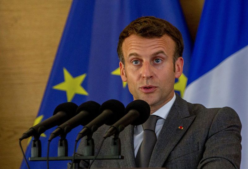 &copy; Reuters. Le calendrier de réouverture progressive des activités pénalisées par les mesures de restriction sera respecté, a déclaré mardi le président français, Emmanuel Macron, qui s'est dit "optimiste" mais "lucide" en mettant en garde contre toute baiss