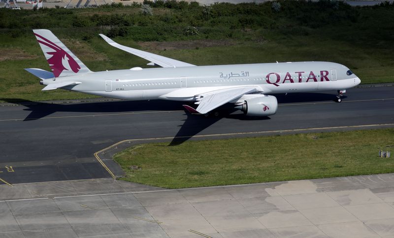 &copy; Reuters. Qatar Airways a annoncé mardi qu'il n'accepterait plus les livraisons d'A350 d'Airbus, disant avoir constaté une usure accélérée de la peinture de certains des appareils déjà réceptionnés auprès de l'avionneur européen. /Photo d'archives/REUTER
