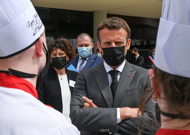 &copy; Reuters. الرئيس الفرنسي إيمانويل ماكرون في منطقة دروم بجنوب شرق فرنسا يوم الثلاثاء. صورة حصلت عليها رويترز من ممثل عن وكالات الأنباء.