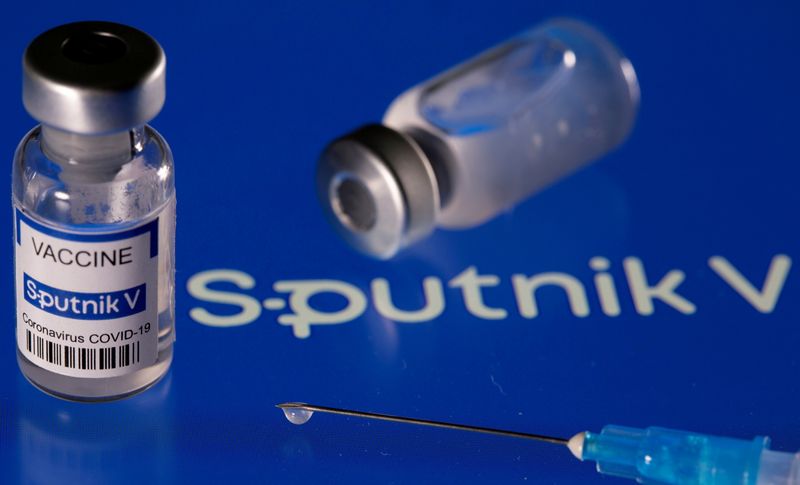 &copy; Reuters. FILE PHOTO: Phial labelled "Sputnik V coronavirus disease (COVID-19) vaccine", March 24, 2021. REUTERS / Dado Ruvic/File Photo