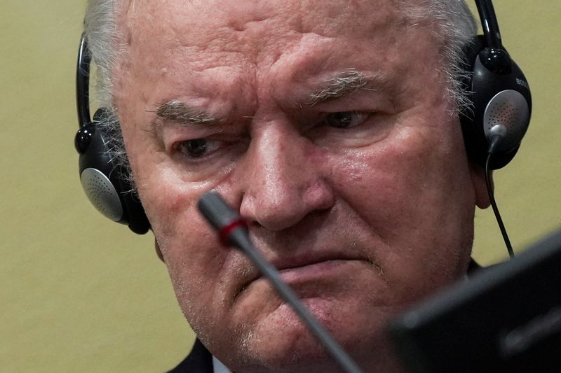 &copy; Reuters. L'ancien général bosno-serbe Ratko Mladic a été condamné mardi à une peine de prison à vie par la Chambre d'appel du Mécanisme pour les tribunaux pénaux internationaux qui statuait sur son sort. /Photo prise le 8 juin 2021/REUTERS/Peter Dejong