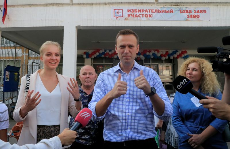 &copy; Reuters. FILE PHOTO: Russian opposition leader Alexei Navalny and his daughter Daria meet with journalists outside a polling station during the Moscow city parliament election in Moscow, Russia September 8, 2019. REUTERS/Tatyana Makeyeva/File Photo