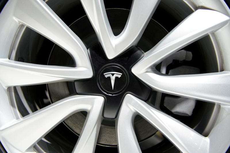 &copy; Reuters. Foto de archivo del logo de Tesla en un auto durante un auto show en Shanghai, China 
Abril 16, 2019. REUTERS/Aly Song/
