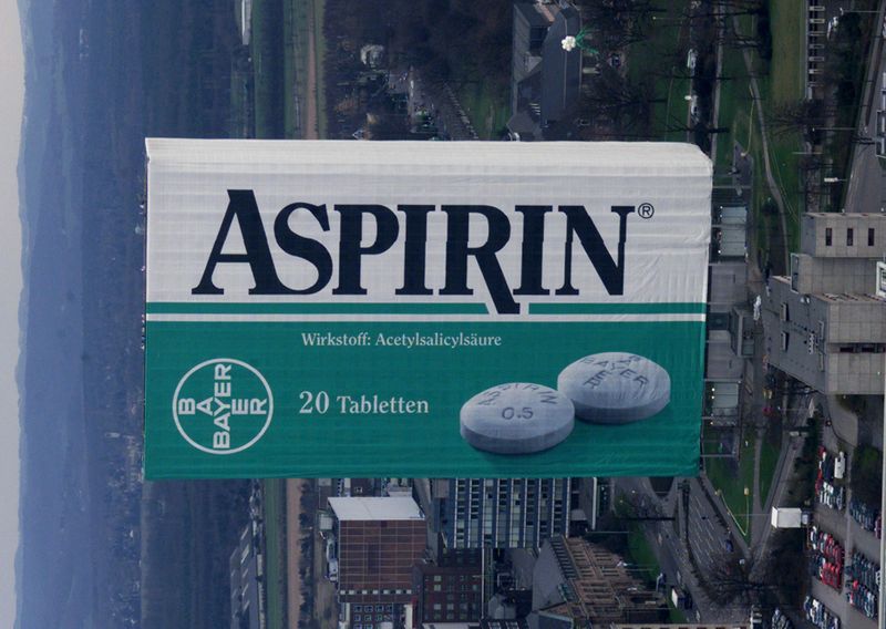 &copy; Reuters. Prédio administrativo da empresa química alemã Bayer AG em Leverkusen embrulhado como uma caixa gigante de "Aspirina" para comemorar o 100º aniversário do famoso analgésico da empresa.
05/03/1999 AKW/NS