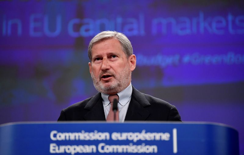 &copy; Reuters. يوهانس هان مفوض الاتحاد الأوروبي للميزانية يتحدث في بروكسل يوم 14 ابريل نيسان 2021. صورة لرويترز من ممثل لوكالات الأنباء.
