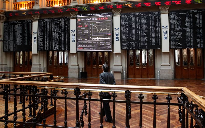 &copy; Reuters. FOTO DE ARCHIVO: Un hombre observa pantallas con datos de cotización en el interior de la Bolsa de Madrid, España, el 23 de abril de 2012. REUTERS/Andrea Comas