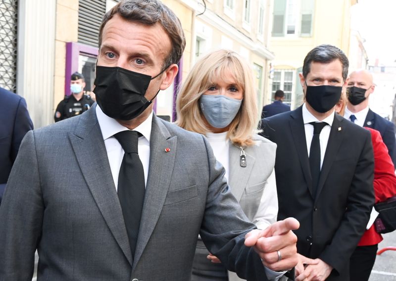 © Reuters. Emmanuel Macron a été giflé par un homme mardi lors d'un déplacement dans la Drôme, une 