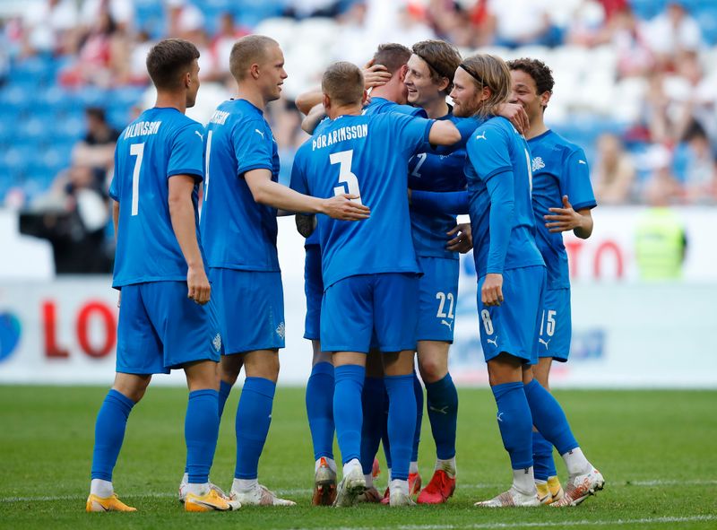 &copy; Reuters. لاعبون من منتخب أيسلندا يحتفلون بتسجيل هدف أمام بولندا خلال مباراة ودية استعدادا لبطولة أوروبا لكرة القدم يوم الثلاثاء. تصوير: كاسبر بيمبل -