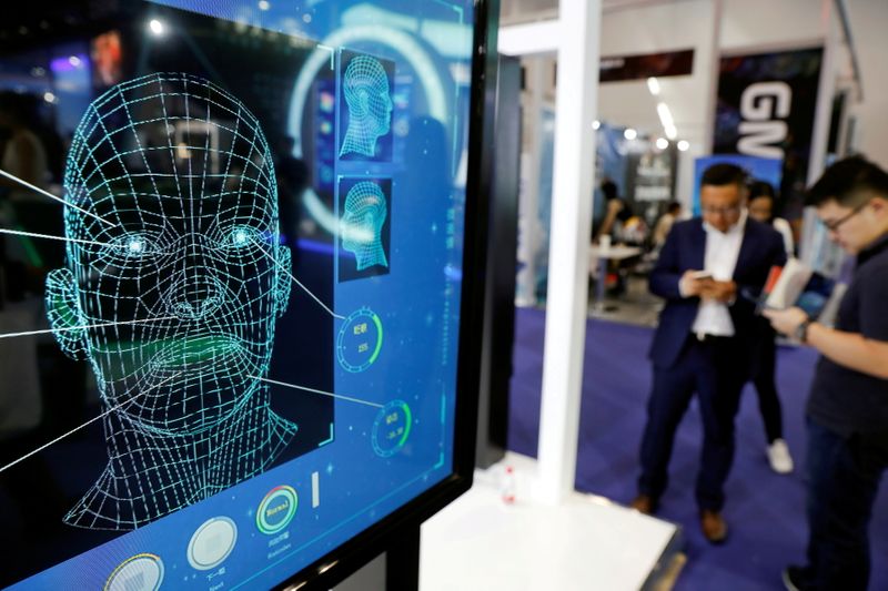 © Reuters. Exibição de mecanismo de reconhecimento facial durante convenção em Pequim, China 
27/04/2018
REUTERS/Damir Sagolj