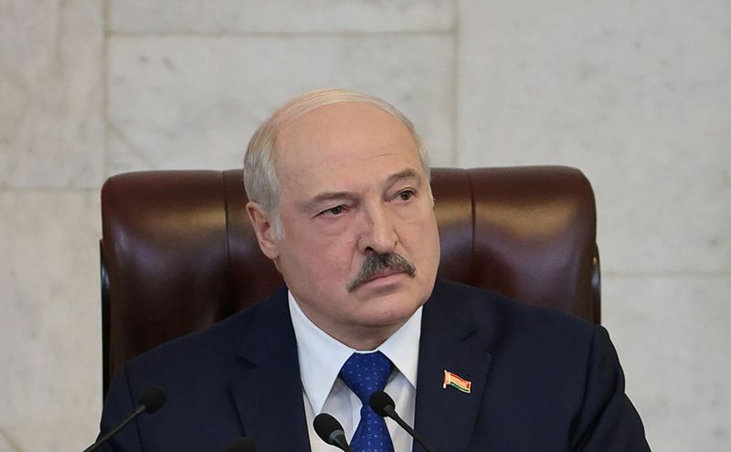&copy; Reuters. Le président biélorusse Alexander Loukachenko a promulgué mardi un texte prévoyant des peines d'emprisonnement pour les personnes prenant part à des manifestations anti-gouvernementales ou insultant des représentants de l'Etat, dans le cadre d'une r