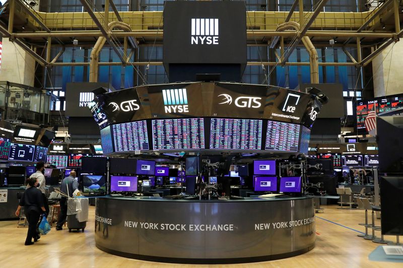 © Reuters. A nearly empty trading floor is seen as preparations are made for the return to trading at the New York Stock Exchange (NYSE) in New York, U.S., May 22, 2020. REUTERS/Brendan McDermid/Files