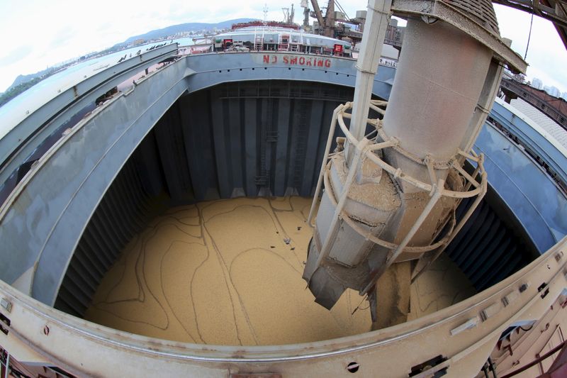 © Reuters. Navio carregado com soja no Porto de Santos (SP) 
19/05/2015
REUTERS/Paulo Whitaker