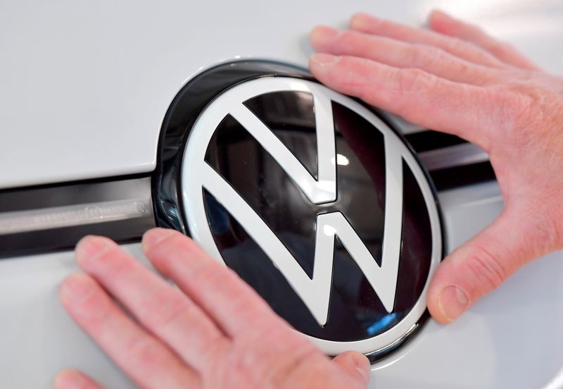 © Reuters. Logo da Volkswagen fotografado em Dresden, Alemanha 
08/06/2021
REUTERS/Matthias Rietschel
