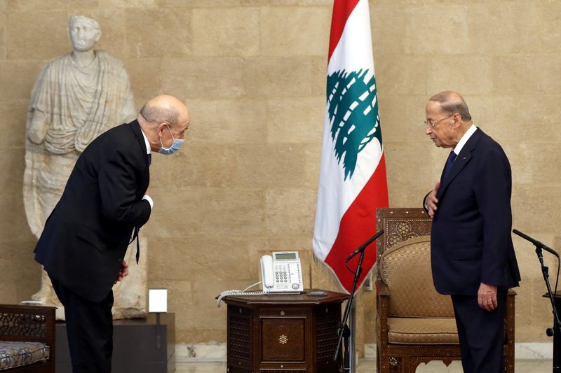 &copy; Reuters. Jean-Yves Le Drian (à gauche) et Michel Aoun (à droite). La France va organiser le 17 juin une conférence virtuelle internationale destinée à renforcer le soutien apporté à l'armée libanaise alors que celle-ci est menacée de s'effondrer sous l'ef
