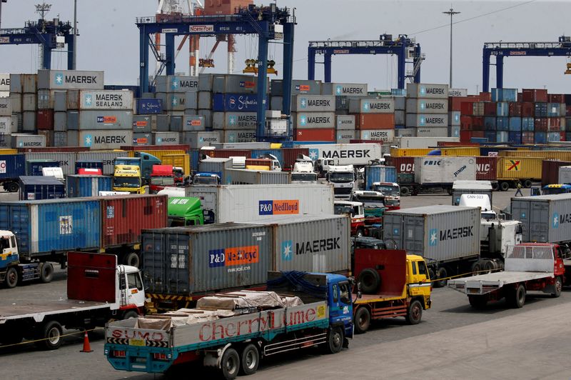 &copy; Reuters. FILE PHOTO: Trucks transporting containers with imported items are prepared to leave a port in Manila, Philippines May 25, 2016. REUTERS/Erik De Castro              