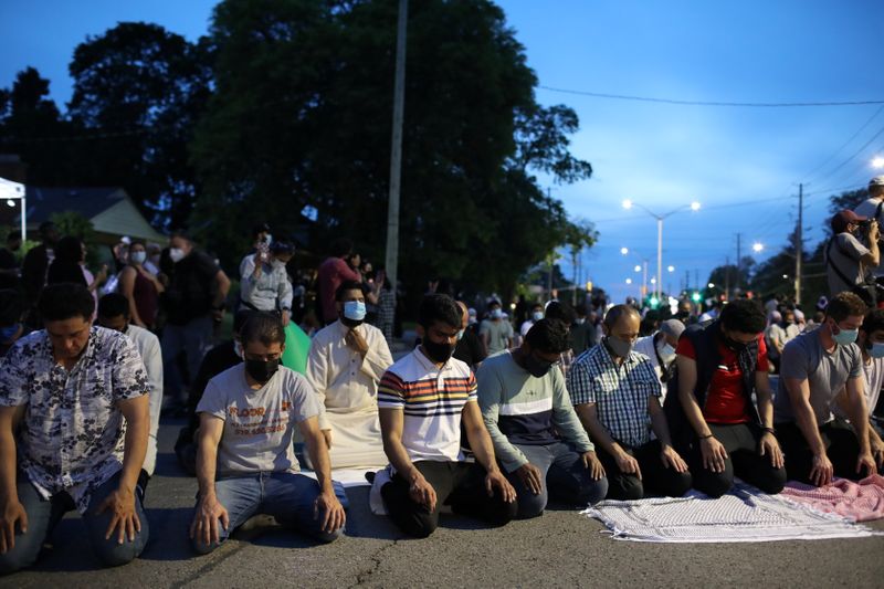 © Reuters. أشخاص يؤدون الصلاة خارج مسجد لندن بمقاطعة أونتاريو بكندا يوم الثلاثاء عقب وقفة أقيمت احتجاجا على مقتل أربعة من أسرة مسلمة دهسا. تصوير: كارلوس اوسوريو-رويترز.