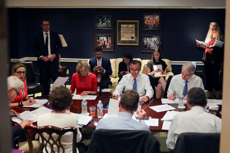 &copy; Reuters. Des sénateurs américains assistent à la réunion d'un groupe de travail sur la législation relative aux infrastructures au Capitole à Washington. Le président américain Joe Biden a mis fin mardi aux discussions avec une éminente sénatrice républ