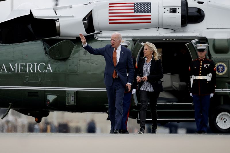 &copy; Reuters. FILE PHOTO: U.S. President Joe Biden and first lady Jill Biden walk from Marine One to board Air Force One for return travel to Washington, DC at Dover Air Force Base in Dover, Delaware, U.S., June 4, 2021. REUTERS/Carlos Barria/File Photo