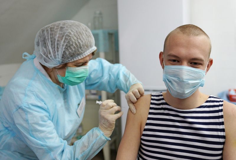 &copy; Reuters. A new recruit of Russia's Baltic Fleet forces receives a dose of Sputnik V (Gam-COVID-Vac) vaccine against the coronavirus disease (COVID-19) at a recruiting station in Kaliningrad, Russia May 27, 2021. REUTERS/Vitaly Nevar