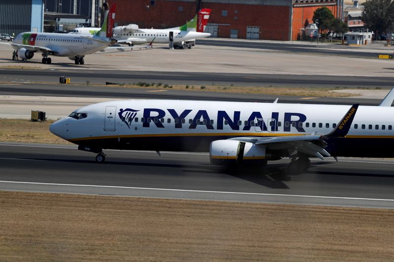 &copy; Reuters. FILE PHOTO: A Ryanair plane taxis at Lisbon's airport, Portugal September 27, 2018. REUTERS/Rafael Marchante/File Photo