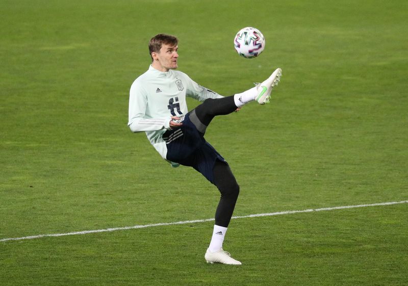 &copy; Reuters. FOTO DE ARCHIVO:  El español Diego Llorente durante el entrenamiento en Tiflis, Georgia, el 27 de marzo de 2021. REUTERS/Irakli Gedenidze