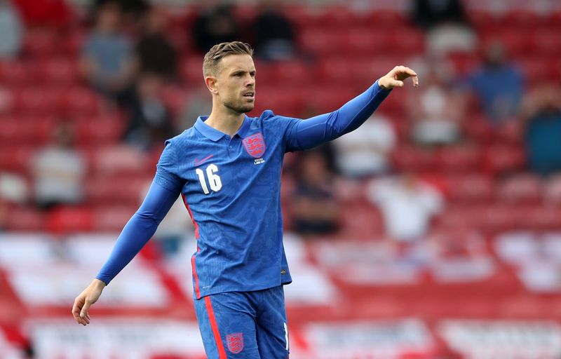 &copy; Reuters. FOTO DE ARCHIVO: El futbolista inglés Jordan Henderson durante el partido amistoso disputado entre las selecciones de Inglaterra y Rumanía en el estadio Riverside de Middlesbrough, Reino Unido, el 6 de junio de 2021. Pool vía REUTERS/Nick Potts