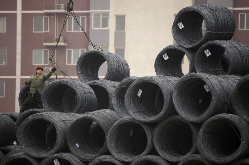 &copy; Reuters. Un obrero trabaja en bobinas de alambre de acero en un mercado mayorista de acero en Pekín, China, 17 enero 2012.
REUTERS/Soo Hoo Zheyang
