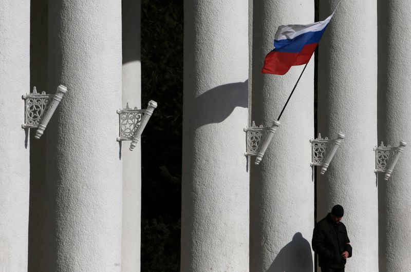 &copy; Reuters. Una bandera rusa ondea en un edificio del aeropuerto de la ciudad de Crimea, Simferopol, 6 de abril de 2014. REUTERS/Maxim Shemetov 