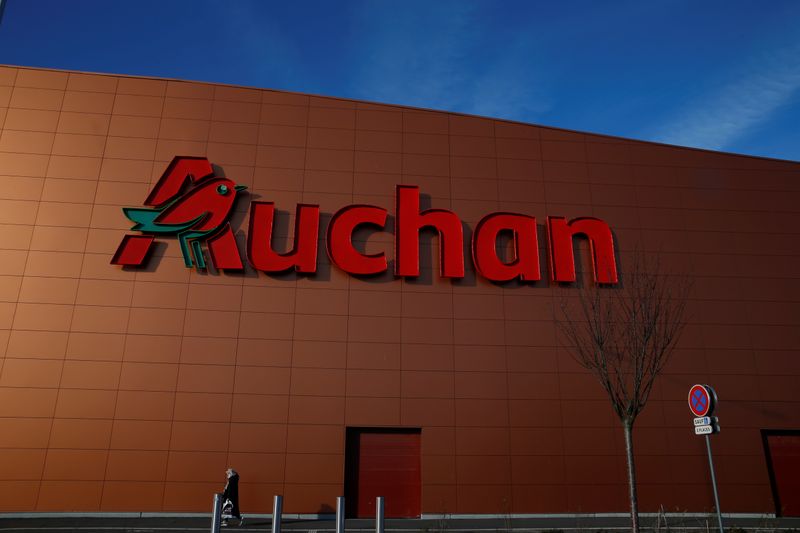 &copy; Reuters. Auchan prévoit de dépenser plus de 20 milliards de roubles (227,5 millions d'euros) pour développer des services numériques en Russie d'ici 2024 afin de stimuler ses ventes en ligne, a déclaré le patron de la branche russe. /Photo d'archives/REUTERS