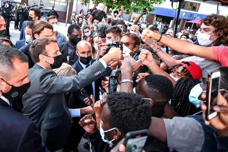 &copy; Reuters. الرئيس الفرنسي إيمانويل ماكرون يحيي أشخاص في حشد خلال زيارته لفالانس يوم الثلاثاء. صورة لرويترز من ممثل لوكالات الأنباء