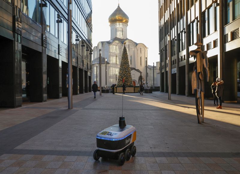 &copy; Reuters. Yandex.Rover, a driverless robot for delivering hot restaurant meals, is seen at a business district in Moscow, Russia December 10, 2020. REUTERS/Evgenia Novozhenina