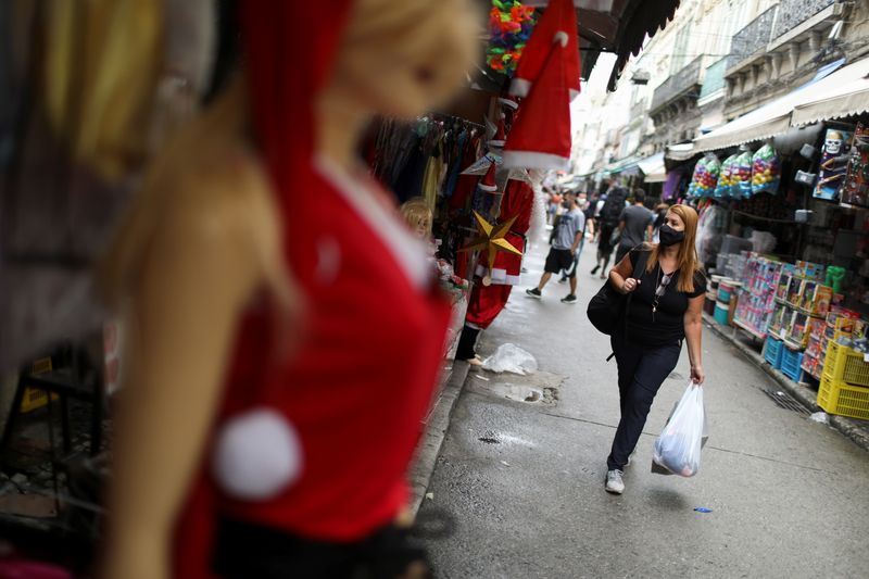 &copy; Reuters. FILE PHOTO: People walk in a popular street market before Christmas, amid the coronavirus disease (COVID-19) outbreak, in Rio de Janeiro, Brazil, December 23, 2020.  REUTERS/Pilar Olivares