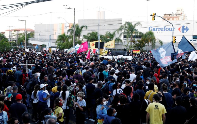 &copy; Reuters. Protesto em frente a Carrefour em Porto Alegre após morte de João Alberto Silveira Freitas
 20/11/2020   REUTERS/Diego Vara