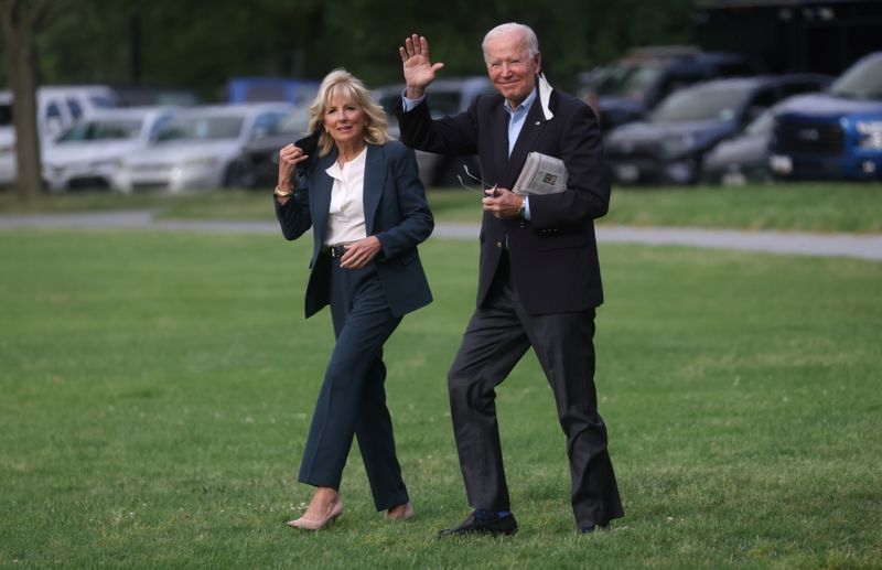 © Reuters. U.S. President Joe Biden and first lady Jill Biden walk to board Marine One for travel to the G7 Summit in the UK from the Ellipse at the White House in Washington, U.S., June 9, 2021. REUTERS/Leah Millis