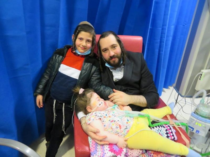 © Reuters. Alta is seen with her brother Tzvi and father Abraham, in Manchester, Britain, in this undated picture obtained from social media. Blumenthal & Hadad PR/via REUTERS 