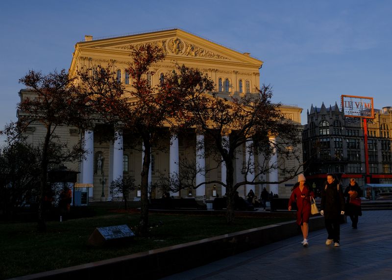 &copy; Reuters. People walk along a street in front of the Bolshoi Theatre at a sunny day in Moscow, Russia, November 14, 2019. REUTERS/Evgenia Novozhenina