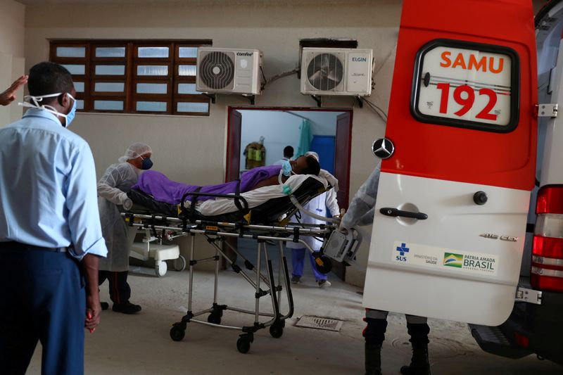 &copy; Reuters. Paciente com suspeita de Covid-19 é transferido em Duque de Caxias, no Rio de Janeiro, Brasil
20/05/2021 REUTERS/Pilar Olivares