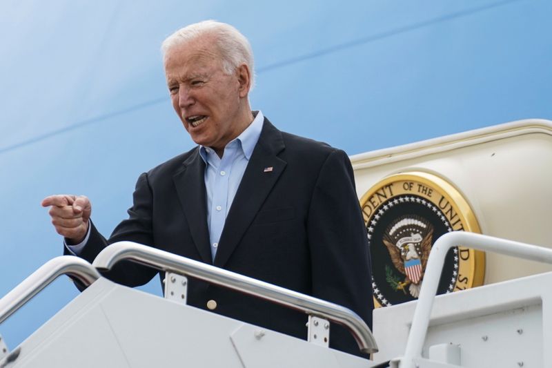 &copy; Reuters. Foto del miércoles del Presidente de EEUU; Joe Biden, en el Air Force One antes de partir rumbo a la cumbre del G7 en Inglaterra. 
Jun 9, 2021. REUTERS/Kevin Lamarque