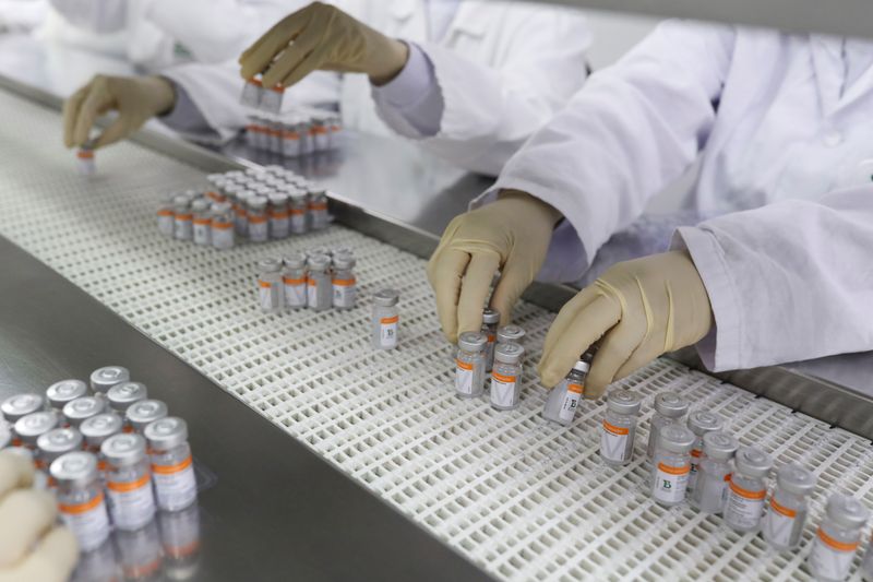 &copy; Reuters. Funcionários do Butantan manuseiam doses da vacina CoronaVac na fábrica do instituto em São Paulo
22/01/2021 REUTERS/Amanda Perobelli