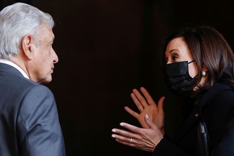 &copy; Reuters. Presidente do México Andrés Manuel López Obrador e a vice-presidente dos EUA Kamala Harris
 8/6/2021    REUTERS/Carlos Barria