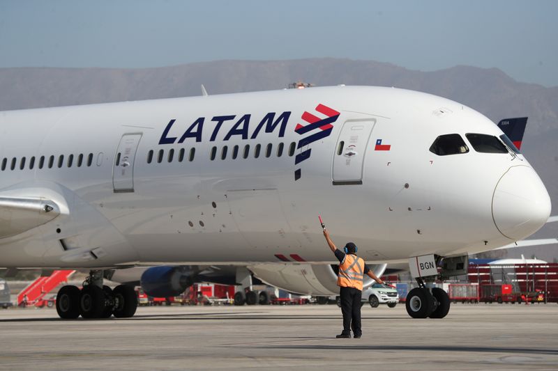 © Reuters. Aeronave da Latam no aeroporto internacional de Santiago, Chile 
28/01/2021
REUTERS/Ivan Alvarado