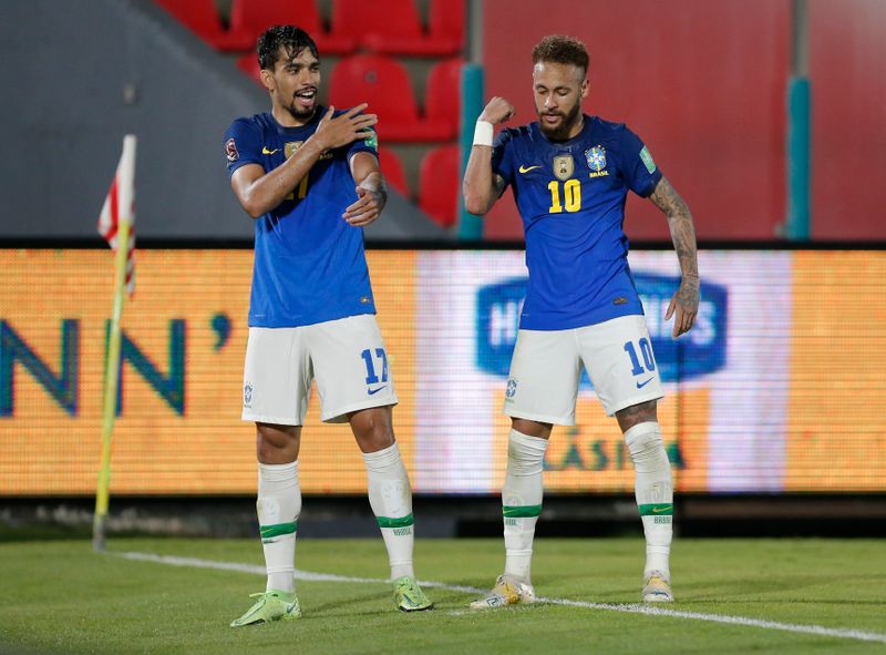 &copy; Reuters. Lucas Paquetá celebra con Neymar un gol de Brasil ante Paraguay por la eliminatoria sudamericana al Mundial. Estadio Defensores del Chaco, Asunción, Paraguay. 8 junio 2021. REUTERS/Cesar Olmedo